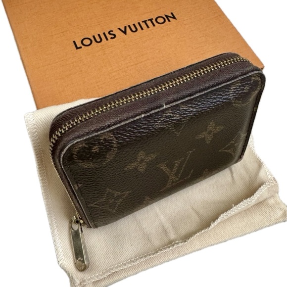 Louis Vuitton Handbags - Louis Vuitton Gold Zippy Coin Purse / Credit Card Holder